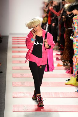 New york, ny - 11 Şubat: betsey johnson sonbahar 2013 defile mercedes-benz moda haftası sırasında lincoln merkezinde 11 Şubat 2013 new York'ta pist model yürür