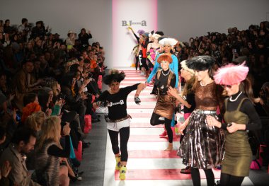 New york, ny - 11 Şubat: betsey johnson sonbahar 2013 defile mercedes-benz moda haftası sırasında lincoln merkezinde 11 Şubat 2013 new York'ta pist model yürür