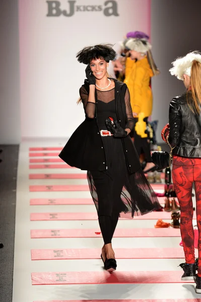 NEW YORK, NY - FEBRUARY 11: A model walks the runway at the Betsey Johnson Fall 2013 fashion show during Mercedes-Benz Fashion Week at Lincoln Center on February 11, 2013 in New York City — Stock Photo, Image