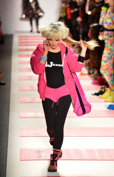 NOVA IORQUE, NY - FEVEREIRO 11: Um modelo caminha na pista do desfile de moda Betsey Johnson Fall 2013 durante a Mercedes-Benz Fashion Week no Lincoln Center em 11 de fevereiro de 2013 em Nova York — Fotografia de Stock