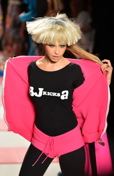뉴욕, 뉴욕-2 월 11 일: 모델 betsey 존슨이 2013 패션쇼 메르세데스-벤츠 패션 위 크 동안 링컨 센터에서 2013 년 2 월 11 일에 뉴욕시에서에서 활주로 걸어 — 스톡 사진