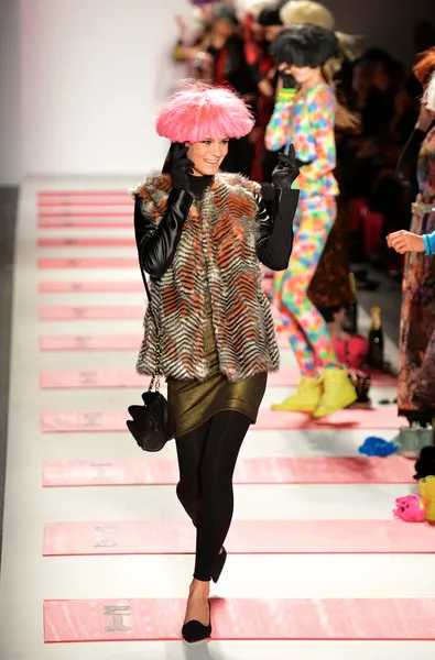 ニューヨーク、ニューヨーク - 2 月 11 日: モデルはベッツィ ジョンソン秋 2013年ファッションショー メルセデス ・ ベンツ ・ ファッション ・ ウィーク中にリンカーン センターで 2013 年 2 月 11 日にニューヨーク市での滑走路を歩く — ストック写真
