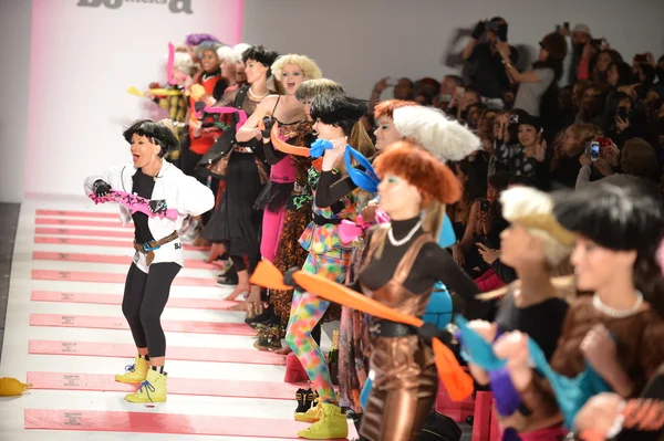 New york, ny - 11 Şubat: model yapar fitness egzersiz betsey johnson düşmek, pistte lincoln Center'da 2013 moda gösterisi üzerinde 11 Şubat 2013-mercedes-benz moda haftası sırasında new York'ta — Stok fotoğraf