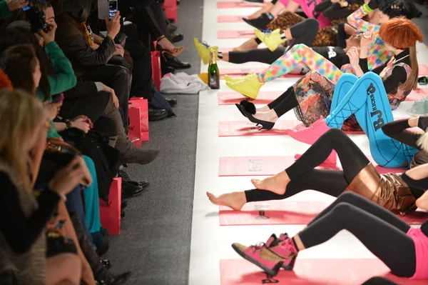 New york, ny - 11 februari: modellen gör fitness träning på banan vid betsey johnson faller 2013 modevisning under mercedes-benz fashion week på lincoln center på den 11 februari, 2013 i new york — Stockfoto