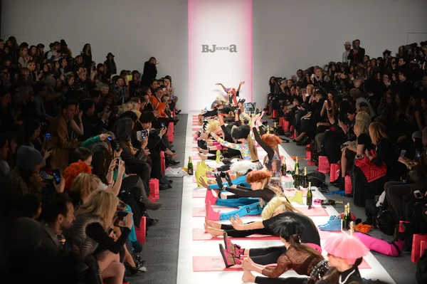 NEW YORK, NY - FEBRUARY 11: Model makes fitness workout on the runway at the Betsey Johnson Fall 2013 fashion show during Mercedes-Benz Fashion Week at Lincoln Center on February 11, 2013 in New York — Stock Photo, Image