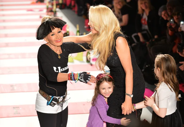 NOVA IORQUE, NY - FEVEREIRO 11: Um modelo caminha na pista do desfile de moda Betsey Johnson Fall 2013 durante a Mercedes-Benz Fashion Week no Lincoln Center em 11 de fevereiro de 2013 em Nova York — Fotografia de Stock