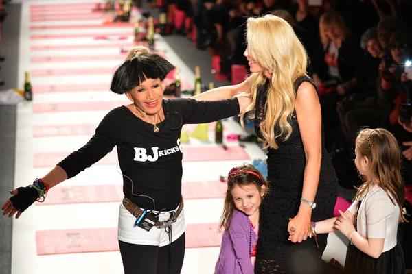 न्यू यॉर्क, NY फरवरी 11: एक मॉडल 11 फरवरी 2013 को न्यूयॉर्क शहर में लिंकन सेंटर में मर्सिडीज-बेंज फैशन वीक के दौरान बेट्सी जॉनसन फॉल 2013 फैशन शो में रनवे पर चलता है। — स्टॉक फ़ोटो, इमेज