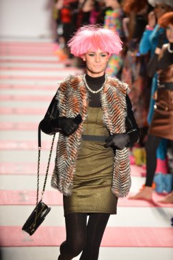 New york, ny - 11 Şubat: betsey johnson sonbahar 2013 defile mercedes-benz moda haftası sırasında lincoln merkezinde 11 Şubat 2013 new York'ta pist model yürür