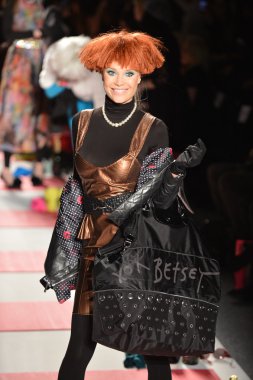 New york, ny - 11 Şubat: betsey johnson sonbahar 2013 defile mercedes-benz moda haftası sırasında lincoln merkezinde 11 Şubat 2013 new York'ta pist model yürür