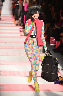 New york, ny - 11 Şubat: betsey johnson sonbahar 2013 defile mercedes-benz moda haftası sırasında lincoln merkezinde 11 Şubat 2013 new York'ta pist model yürür