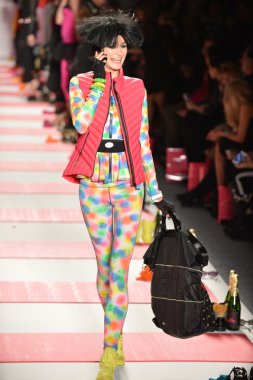 New york, ny - 11 Şubat: betsey johnson sonbahar 2013 defile mercedes-benz moda haftası sırasında lincoln merkezinde 11 Şubat 2013 new York'ta pist model yürür