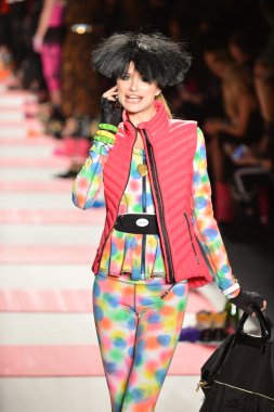 New york, ny - 11 Şubat: betsey johnson sonbahar 2013 defile mercedes-benz moda haftası sırasında lincoln merkezinde 11 Şubat 2013 new York'ta pist model yürür