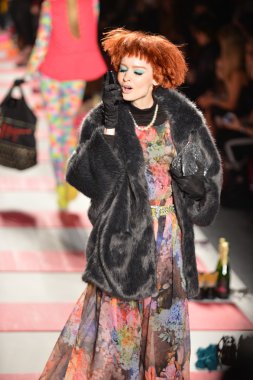 New york, ny - 11 Şubat: betsey johnson sonbahar 2013 defile mercedes-benz moda haftası sırasında lincoln merkezinde 11 Şubat 2013 new York'ta pist model yürür