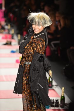 New york, ny - 11 Şubat: betsey johnson sonbahar 2013 defile mercedes-benz moda haftası sırasında lincoln merkezinde 11 Şubat 2013 new York'ta pist model yürür