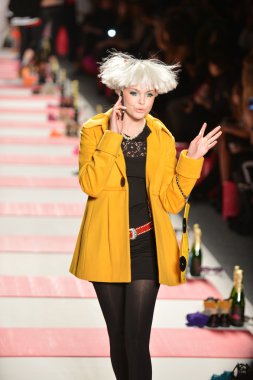 New york, ny - 11 Şubat: betsey johnson sonbahar 2013 defile mercedes-benz moda haftası sırasında lincoln merkezinde 11 Şubat 2013 new York'ta pist model yürür