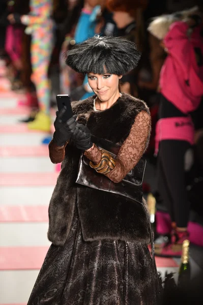 New york, ny - 11. februar: ein model läuft auf dem laufsteg der betsey johnson fall 2013 modenschau während der mercedes-benz fashion week im lincoln center am 11. februar 2013 in new york city — Stockfoto