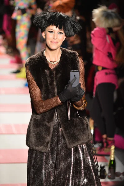 New york, ny - 11 februari: een model leidt de landingsbaan op de betsey johnson val 2013 mode show tijdens de mercedes-benz fashionweek in het lincoln center op 11 februari 2013 in new york city — Stockfoto