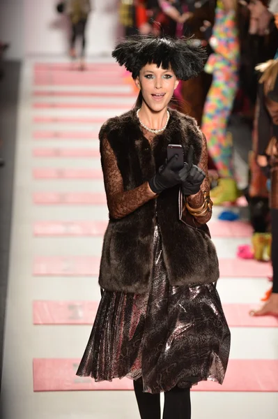 New york, ny - 11 Şubat: betsey johnson sonbahar 2013 defile mercedes-benz moda haftası sırasında lincoln merkezinde 11 Şubat 2013 new York'ta pist model yürür