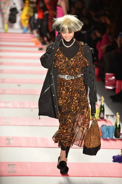 New york, ny - 11 Şubat: betsey johnson sonbahar 2013 defile mercedes-benz moda haftası sırasında lincoln merkezinde 11 Şubat 2013 new York'ta pist model yürür