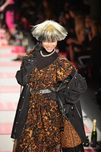 NOVA IORQUE, NY - FEVEREIRO 11: Um modelo caminha na pista do desfile de moda Betsey Johnson Fall 2013 durante a Mercedes-Benz Fashion Week no Lincoln Center em 11 de fevereiro de 2013 em Nova York — Fotografia de Stock