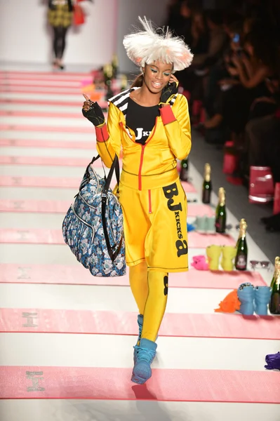 NEW YORK, NY - FEBRUARY 11: A model walks the runway at the Betsey Johnson Fall 2013 fashion show during Mercedes-Benz Fashion Week at Lincoln Center on February 11, 2013 in New York City — Stock Photo, Image