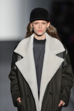 New york - Şubat 07: bir model mercedes-benz moda haftası 7 Şubat 2013 tarihinde timo weiland sonbahar kış 2013 kadın koleksiyonu new York'ta pist yürür