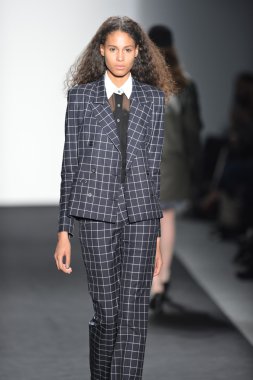 New york - Şubat 07: bir model mercedes-benz moda haftası 7 Şubat 2013 tarihinde timo weiland sonbahar kış 2013 kadın koleksiyonu new York'ta pist yürür