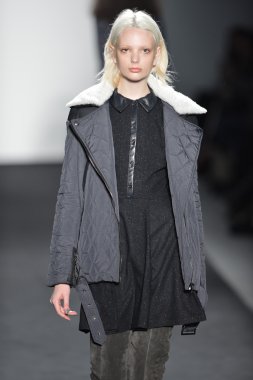 New york - Şubat 07: bir model mercedes-benz moda haftası 7 Şubat 2013 tarihinde timo weiland sonbahar kış 2013 kadın koleksiyonu new York'ta pist yürür