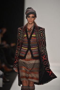 New york - Şubat 08: bir model sanat Üniversitesi sonbahar kış 2013 defile mercedes-benz moda haftası 8 Şubat 2013 tarihinde new York'ta akademisinde pist yürür