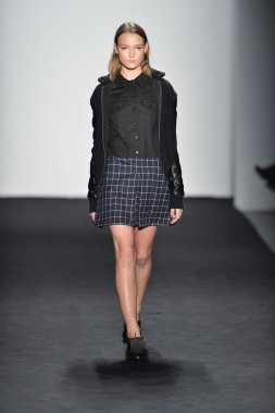 New york - Şubat 07: bir model mercedes-benz moda haftası 7 Şubat 2013 tarihinde timo weiland sonbahar kış 2013 kadın koleksiyonu new York'ta pist yürür