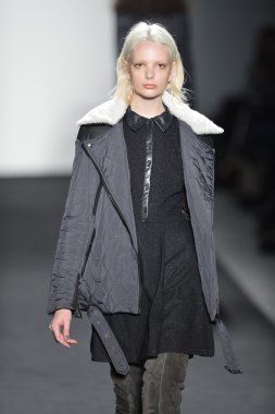 New york - Şubat 07: bir model mercedes-benz moda haftası 7 Şubat 2013 tarihinde timo weiland sonbahar kış 2013 kadın koleksiyonu new York'ta pist yürür