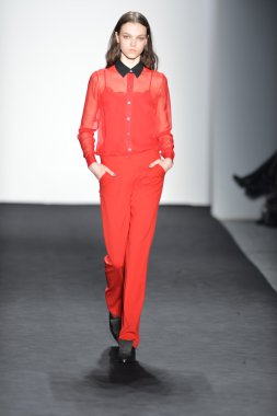 New york - Şubat 07: bir model mercedes-benz moda haftası 7 Şubat 2013 tarihinde timo weiland sonbahar kış 2013 kadın koleksiyonu new York'ta pist yürür