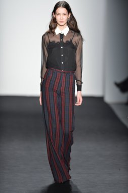 New york - Şubat 07: bir model mercedes-benz moda haftası 7 Şubat 2013 tarihinde timo weiland sonbahar kış 2013 kadın koleksiyonu new York'ta pist yürür