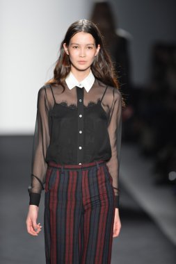 New york - Şubat 07: bir model mercedes-benz moda haftası 7 Şubat 2013 tarihinde timo weiland sonbahar kış 2013 kadın koleksiyonu new York'ta pist yürür