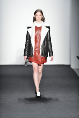 New york - Şubat 07: bir model mercedes-benz moda haftası 7 Şubat 2013 tarihinde timo weiland sonbahar kış 2013 kadın koleksiyonu new York'ta pist yürür