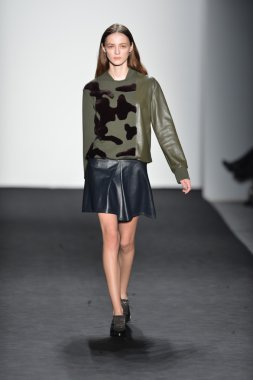 New york - Şubat 07: bir model mercedes-benz moda haftası 7 Şubat 2013 tarihinde timo weiland sonbahar kış 2013 kadın koleksiyonu new York'ta pist yürür