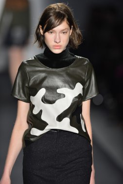 New york - Şubat 07: bir model mercedes-benz moda haftası 7 Şubat 2013 tarihinde timo weiland sonbahar kış 2013 kadın koleksiyonu new York'ta pist yürür