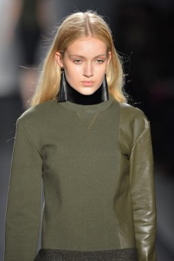 New york - Şubat 07: bir model mercedes-benz moda haftası 7 Şubat 2013 tarihinde timo weiland sonbahar kış 2013 kadın koleksiyonu new York'ta pist yürür