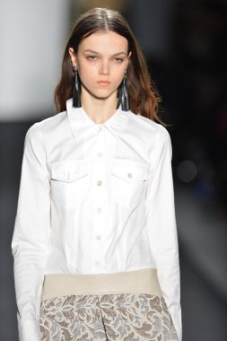 New york - Şubat 07: bir model mercedes-benz moda haftası 7 Şubat 2013 tarihinde timo weiland sonbahar kış 2013 kadın koleksiyonu new York'ta pist yürür