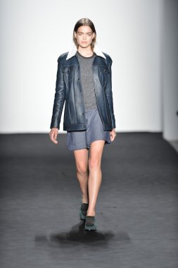 New york - Şubat 07: bir model mercedes-benz moda haftası 7 Şubat 2013 tarihinde timo weiland sonbahar kış 2013 kadın koleksiyonu new York'ta pist yürür