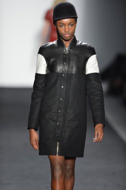 New york - Şubat 07: bir model mercedes-benz moda haftası 7 Şubat 2013 tarihinde timo weiland sonbahar kış 2013 kadın koleksiyonu new York'ta pist yürür