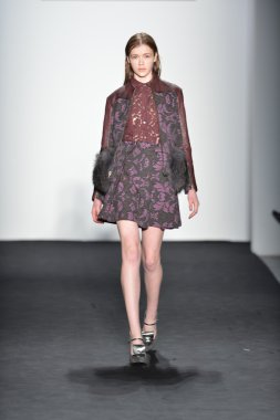 New york - Şubat 07: bir model mercedes-benz moda haftası 7 Şubat 2013 tarihinde timo weiland sonbahar kış 2013 kadın koleksiyonu new York'ta pist yürür