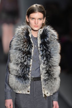 New york - Şubat 07: bir model mercedes-benz moda haftası 7 Şubat 2013 tarihinde timo weiland sonbahar kış 2013 kadın koleksiyonu new York'ta pist yürür
