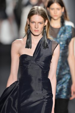 New york - Şubat 07: bir model mercedes-benz moda haftası 7 Şubat 2013 tarihinde timo weiland sonbahar kış 2013 kadın koleksiyonu new York'ta pist yürür