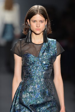 New york - Şubat 07: bir model mercedes-benz moda haftası 7 Şubat 2013 tarihinde timo weiland sonbahar kış 2013 kadın koleksiyonu new York'ta pist yürür