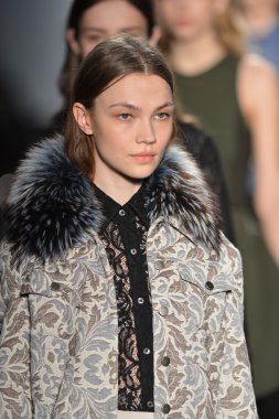 New york - Şubat 07: bir model mercedes-benz moda haftası 7 Şubat 2013 tarihinde timo weiland sonbahar kış 2013 kadın koleksiyonu new York'ta pist yürür