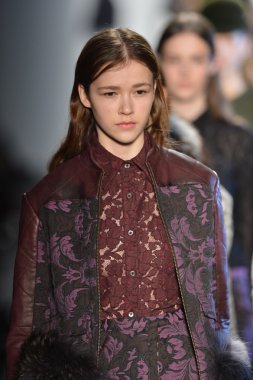 New york - Şubat 07: bir model mercedes-benz moda haftası 7 Şubat 2013 tarihinde timo weiland sonbahar kış 2013 kadın koleksiyonu new York'ta pist yürür