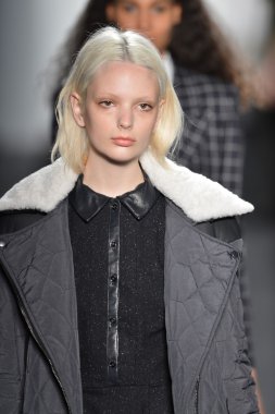 New york - Şubat 07: bir model mercedes-benz moda haftası 7 Şubat 2013 tarihinde timo weiland sonbahar kış 2013 kadın koleksiyonu new York'ta pist yürür
