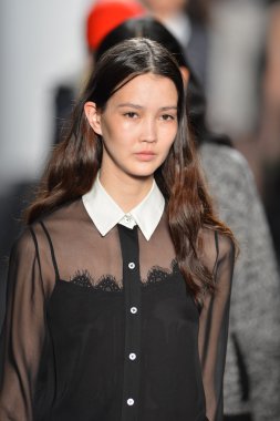 New york - Şubat 07: bir model mercedes-benz moda haftası 7 Şubat 2013 tarihinde timo weiland sonbahar kış 2013 kadın koleksiyonu new York'ta pist yürür