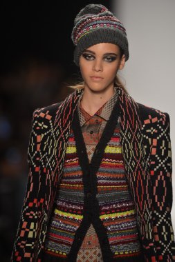 New york - Şubat 08: bir model sanat Üniversitesi sonbahar kış 2013 defile mercedes-benz moda haftası 8 Şubat 2013 tarihinde new York'ta akademisinde pist yürür